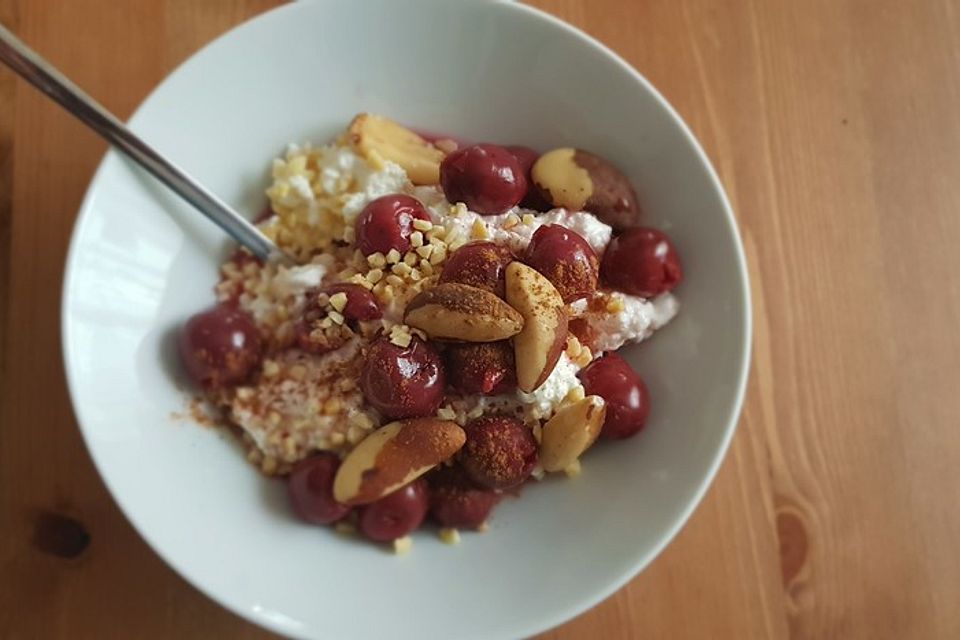 Nussig fruchtiges Hüttenkäse Frühstück