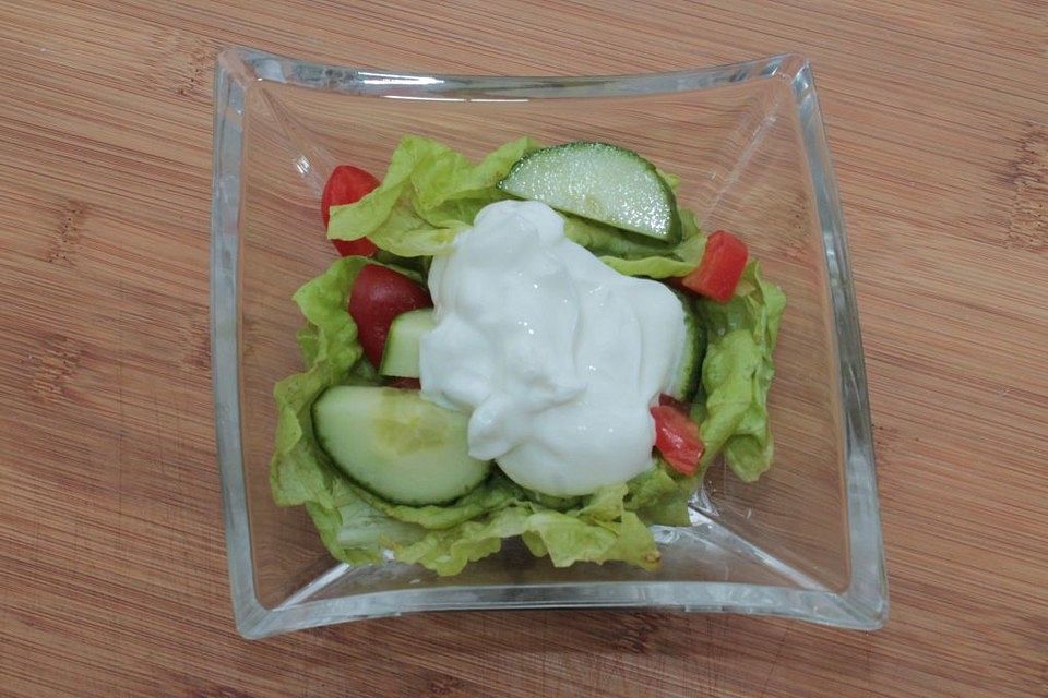 Salat mit Tzatziki-Dressing