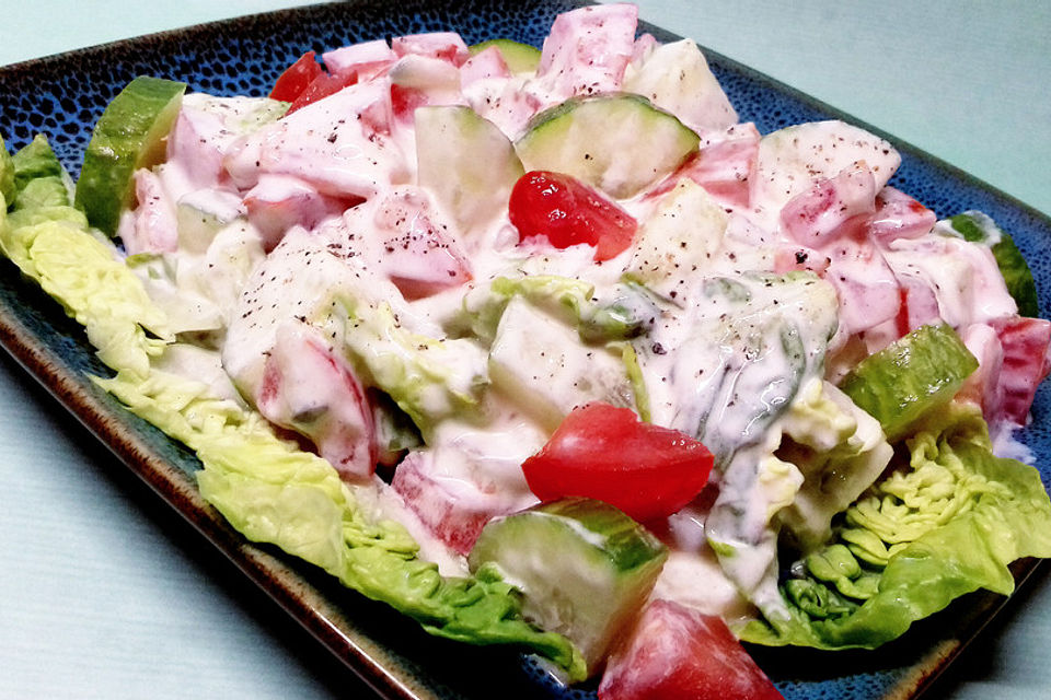 Salat mit Tzatziki-Dressing