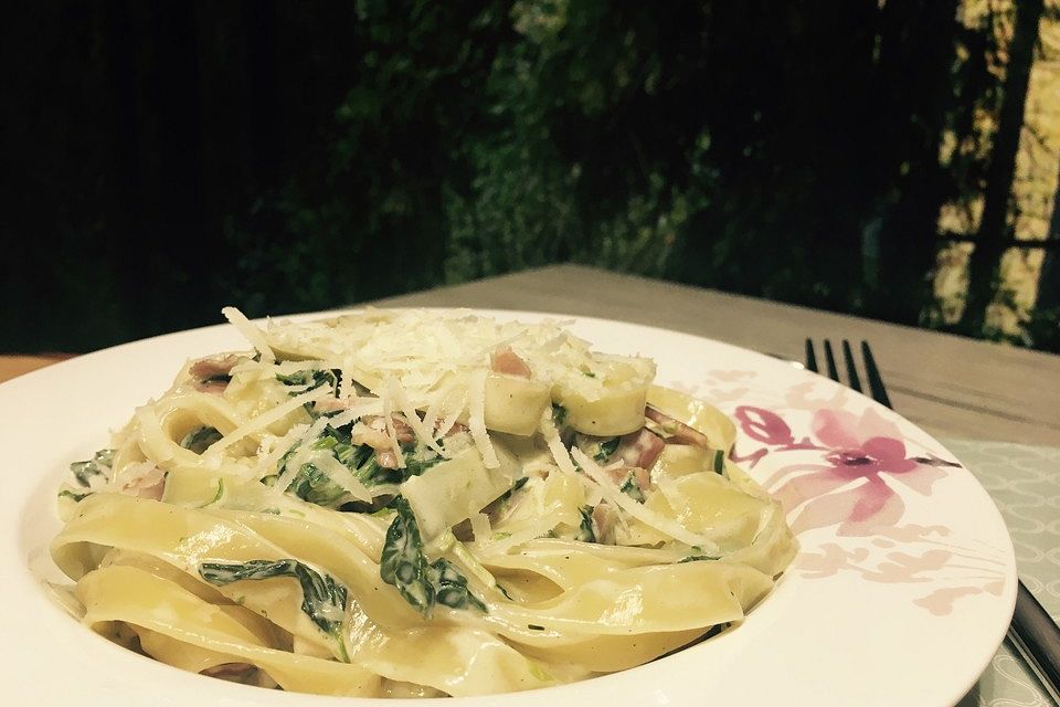 Fettuccine mit Zitronen-Sahnesauce