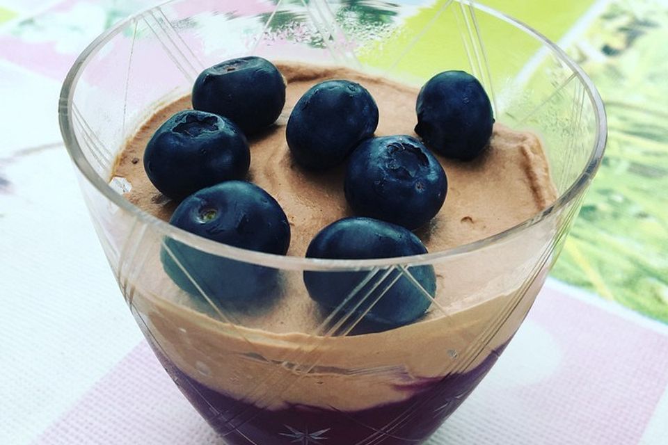 Blaubeer-Joghurtdessert mit Schokolade