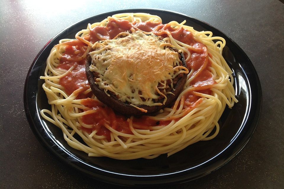 Überbackener Riesenchampignon im Spaghettinest