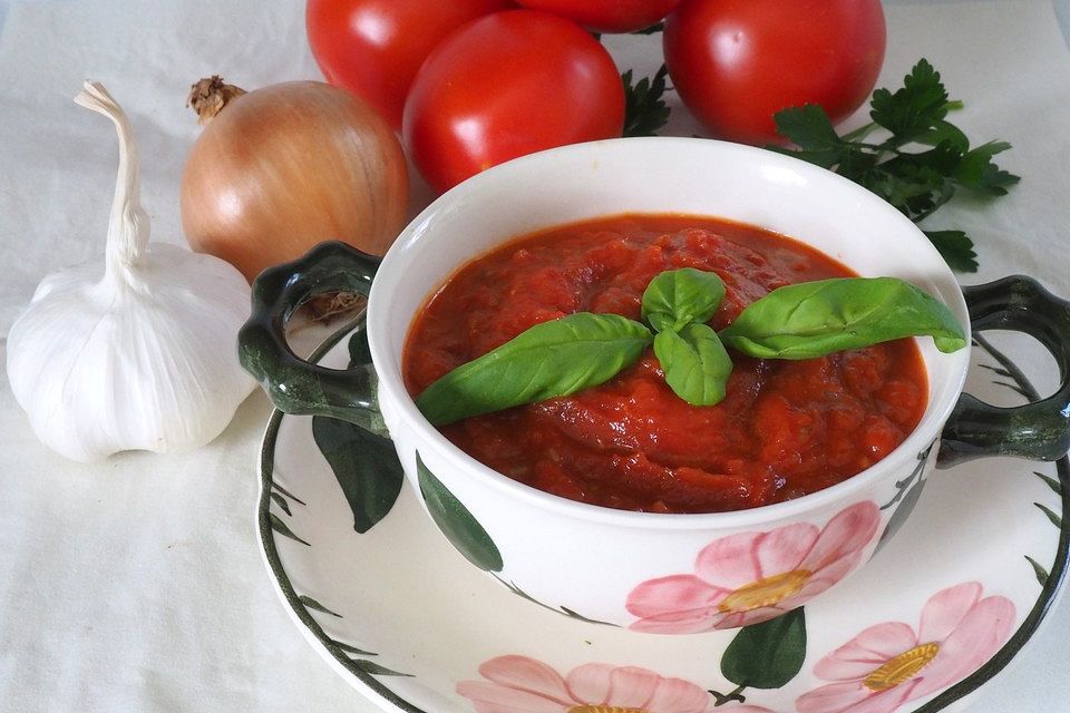 Einfacher schneller Tomatensugo