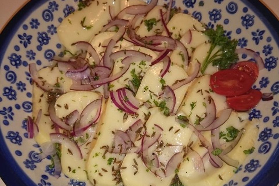 Saurer Käse mit Kümmel