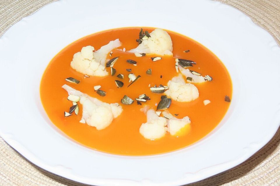 Kürbiscremesuppe mit Blumenkohlröschen