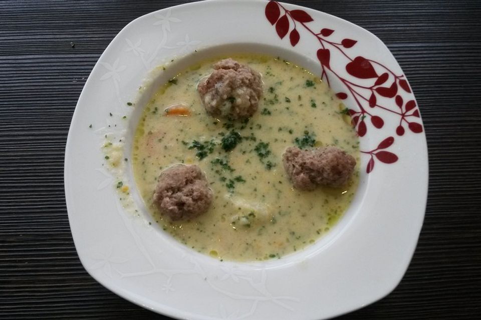 Mettklößchen-Gemüsesuppe