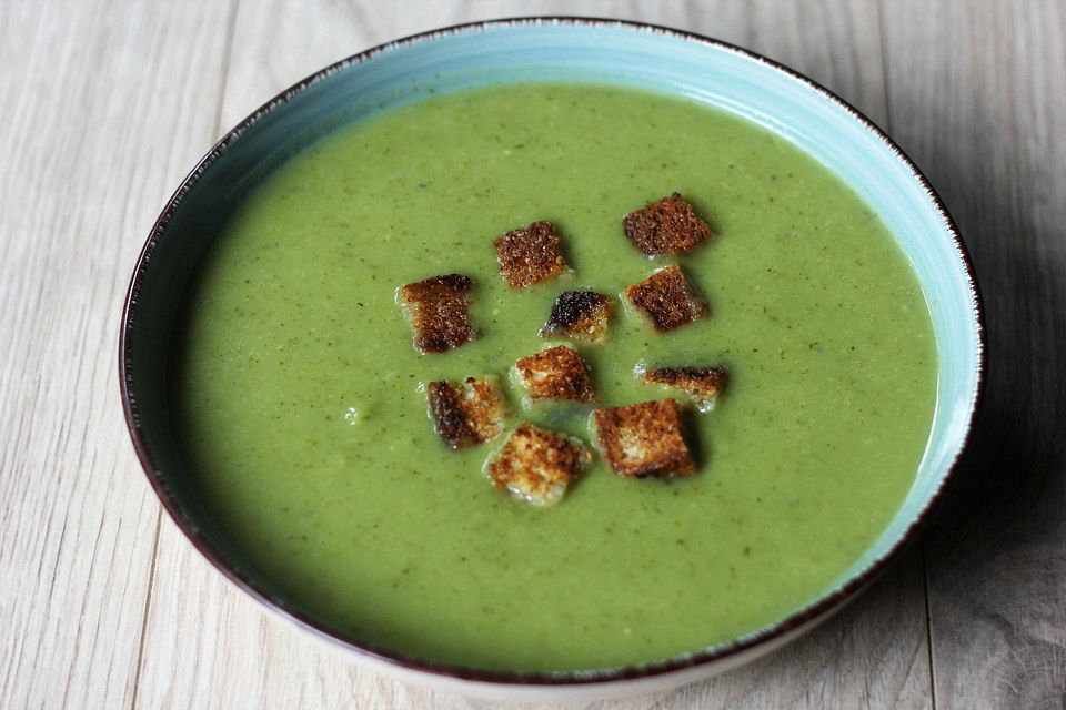 Kalorienarme Brokkoli-Zucchinisuppe