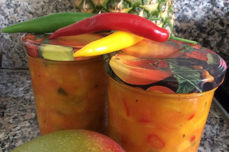 Fruchtiges Mango-Papaya-Chutney