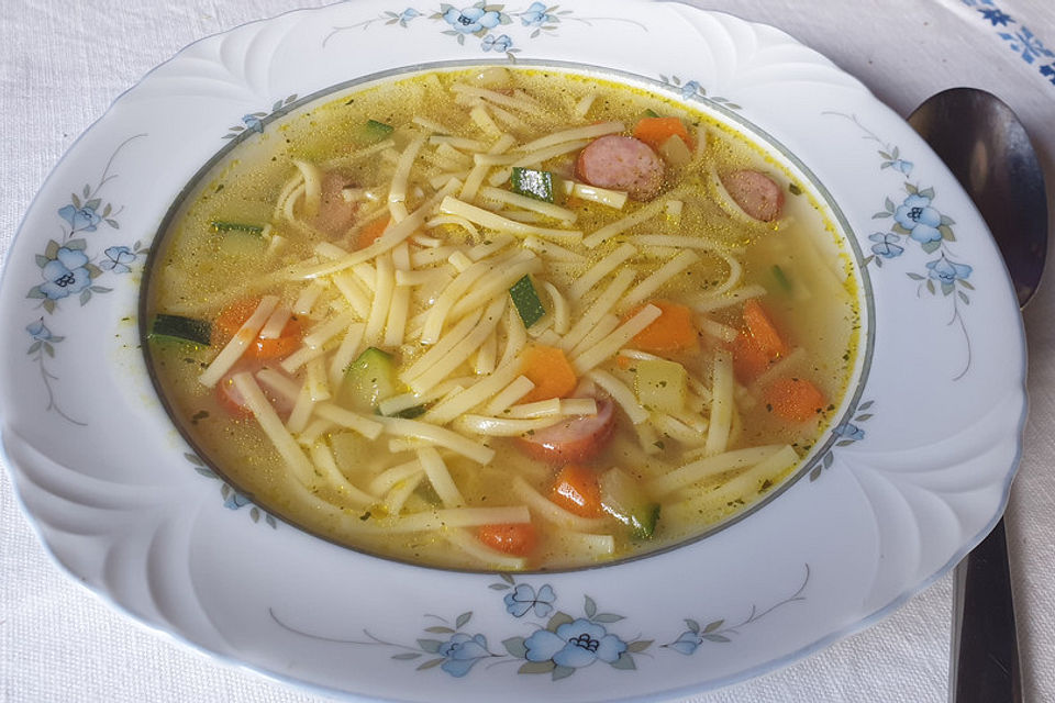 Schnelle und einfache Nudelsuppe