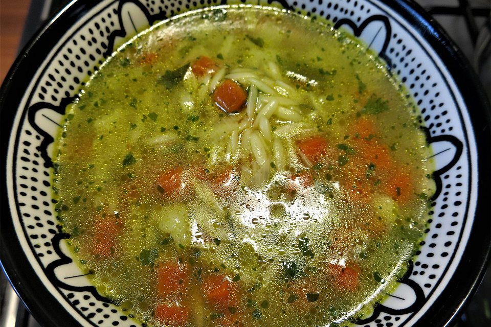 Schnelle und einfache Nudelsuppe