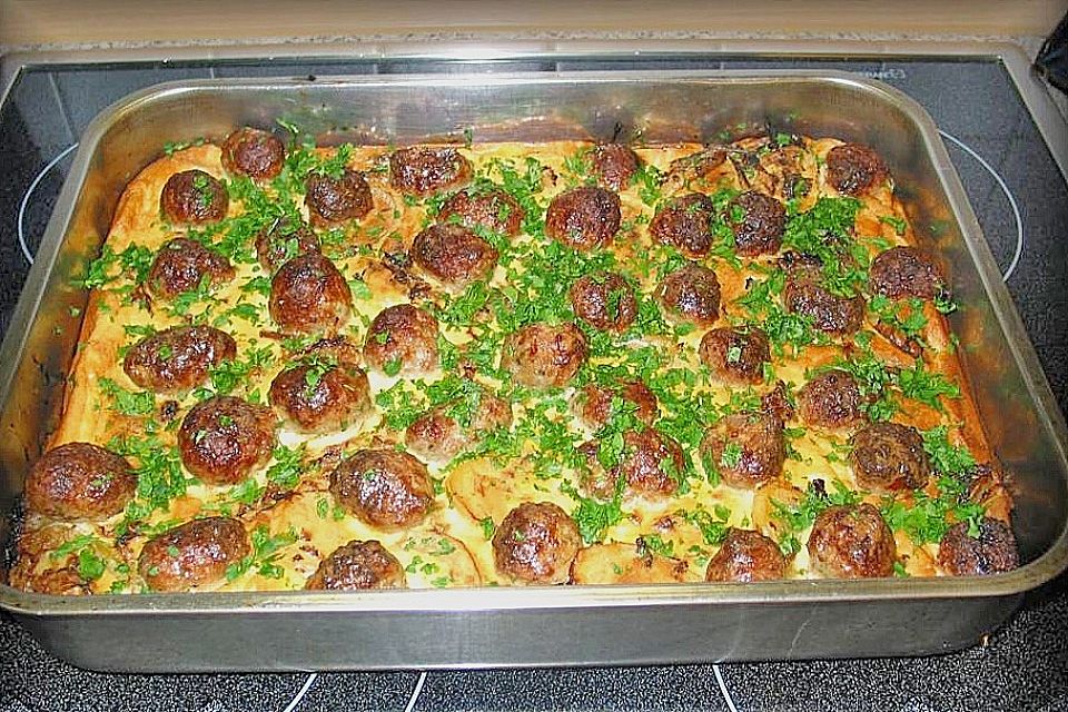 Bratwurstbällchen auf Sauerkraut