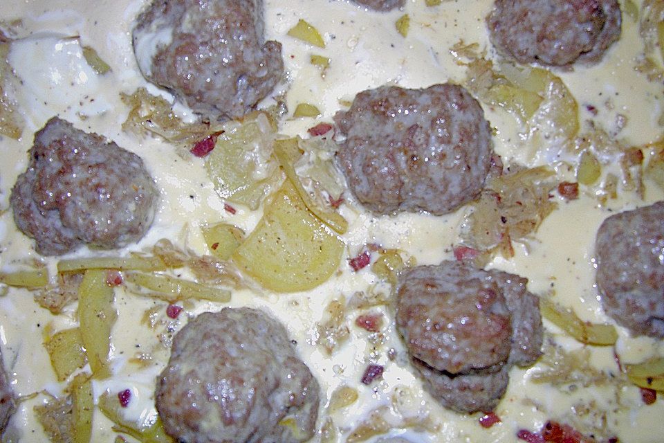 Bratwurstbällchen auf Sauerkraut