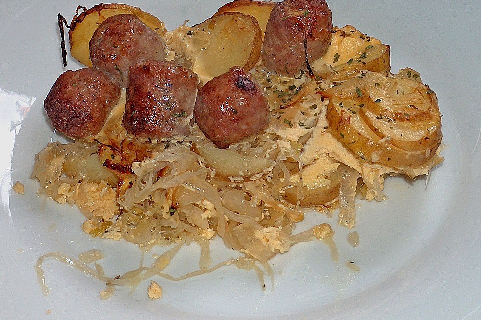 Bratwurstbällchen auf Sauerkraut