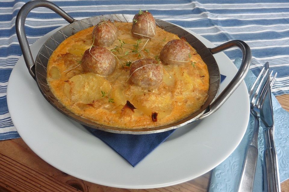 Bratwurstbällchen auf Sauerkraut