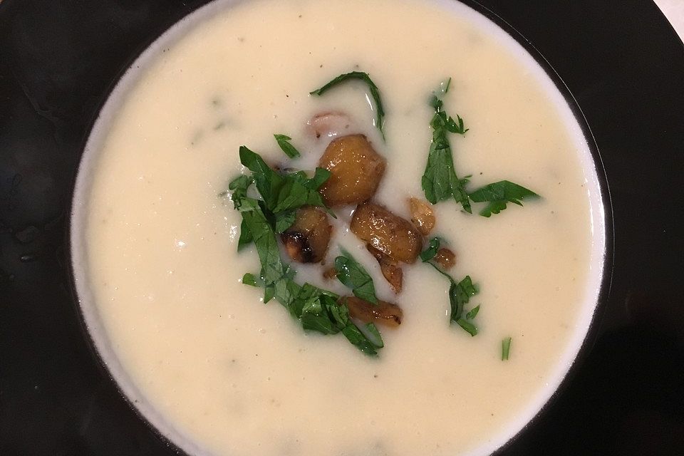 Wurzelpetersiliensuppe mit karamellisierten Maronen