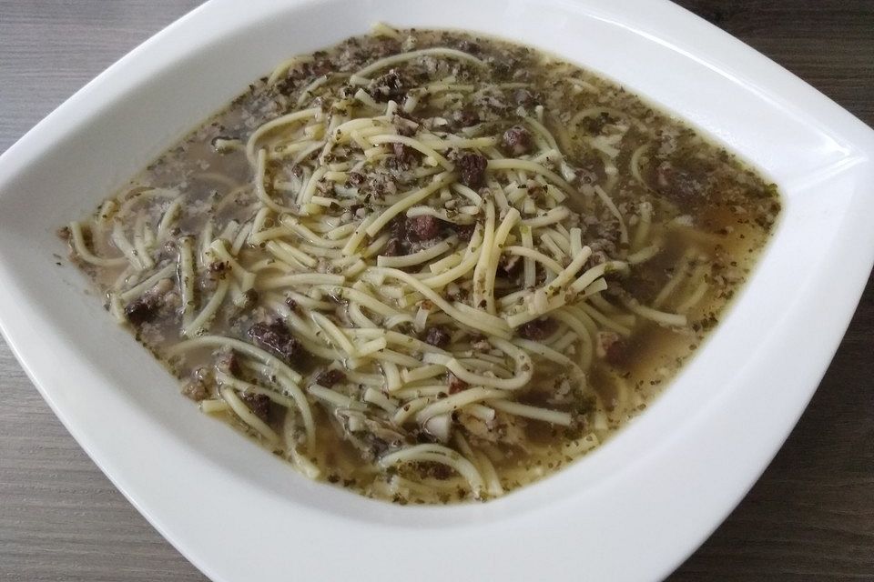 Wurstsuppe von der Eisbeinbrühe