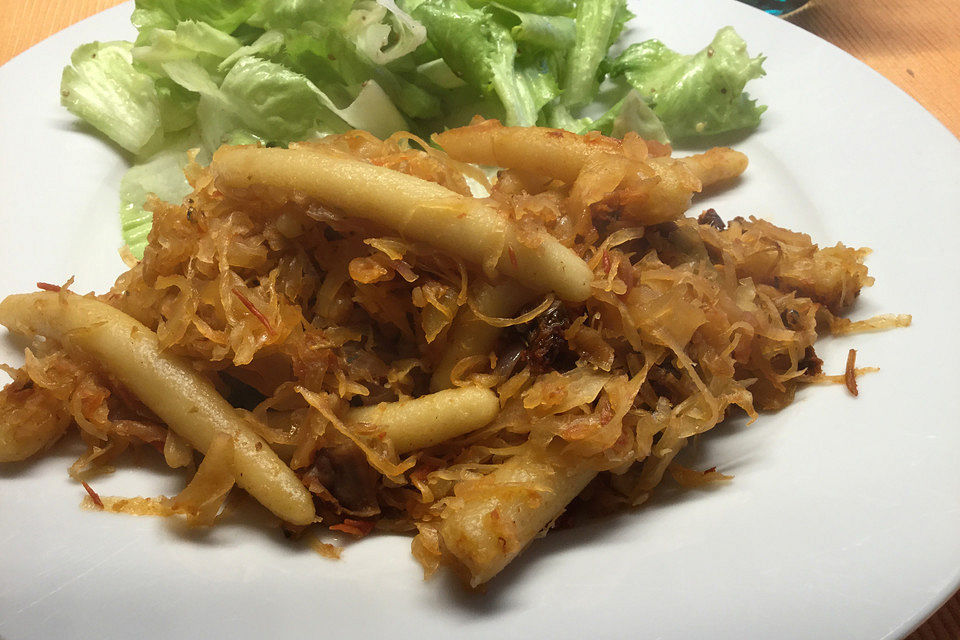 Schupfnudeln auf Tomaten-Sauerkraut