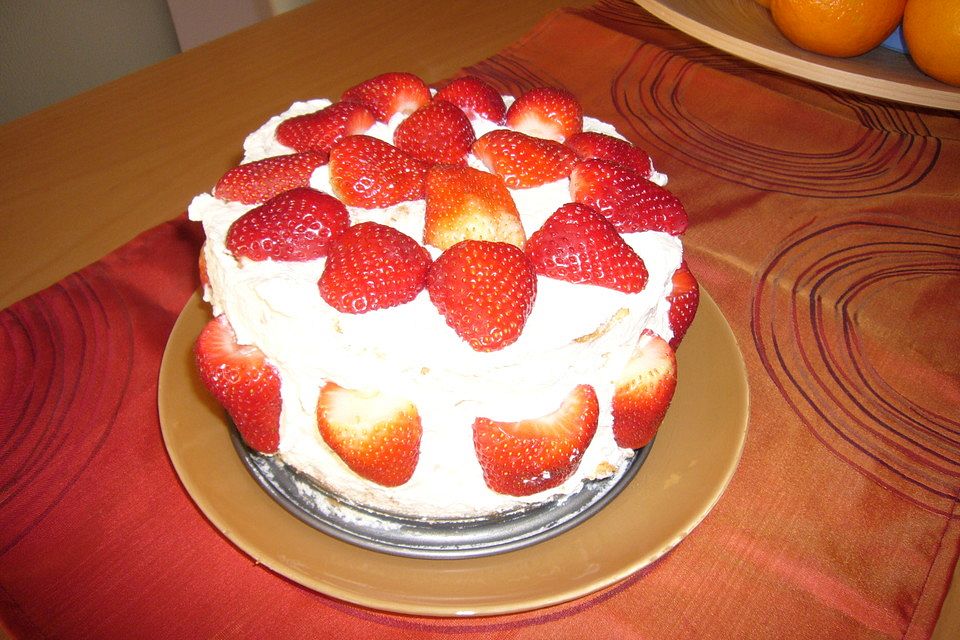 Orangensaftkuchen mit Erdbeeren