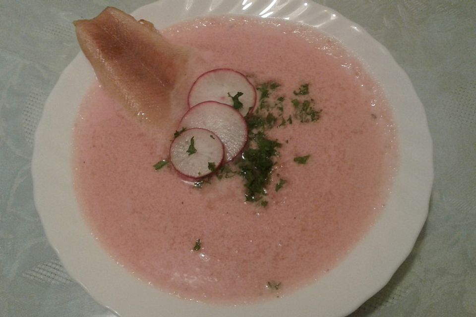 Radieschensuppe mit geräucherter Forelle