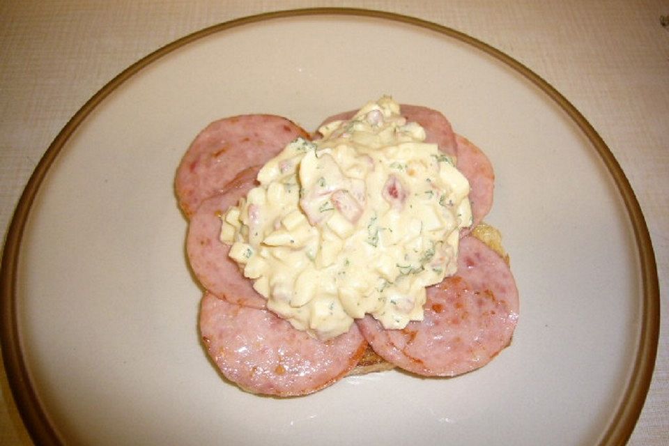 Eiersalat auf Schinkenwurst