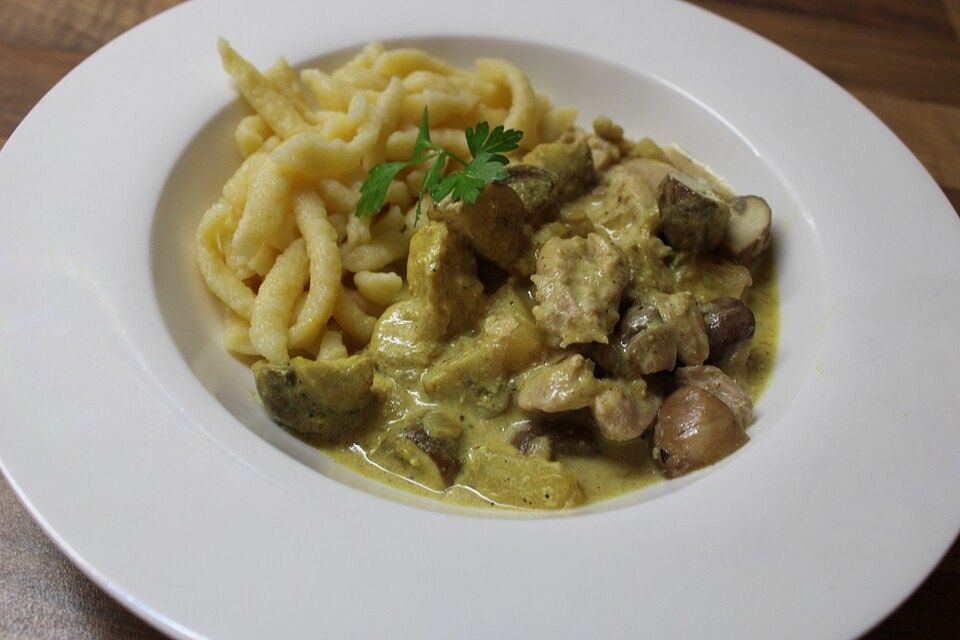 Spätzle mit Hähnchen-Champignonsoße