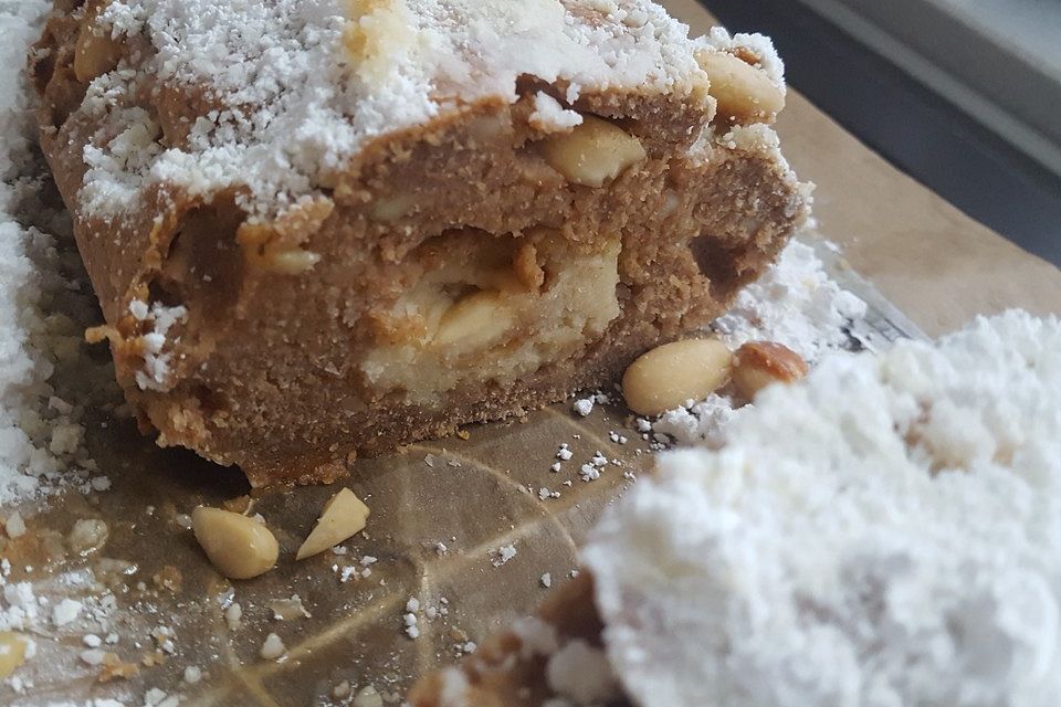 Nuss-Stollen mit Marzipan