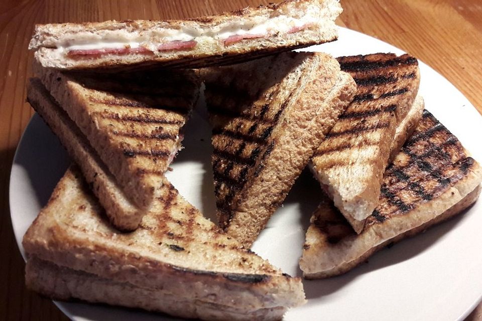 Pfannensandwich "Käse-Salami"