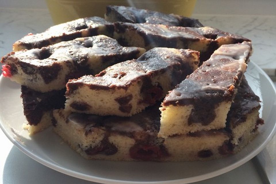 Eierlikör-Kuchen mit Kirschen