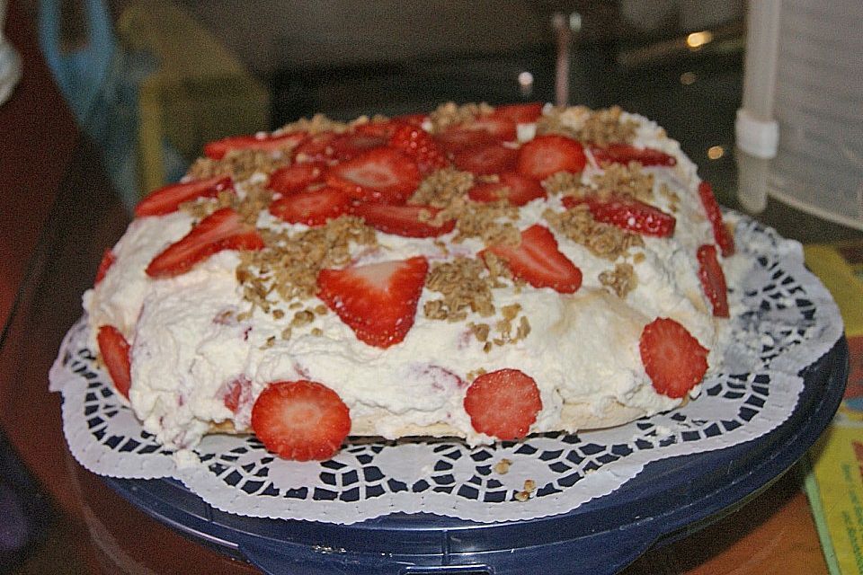 Pawlowa - Erdbeersahnecrème - Baiser - Kuchen