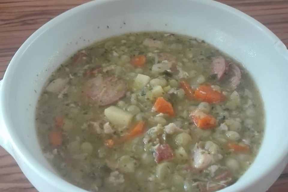 Erbsensuppe mit Schweineschwänzen