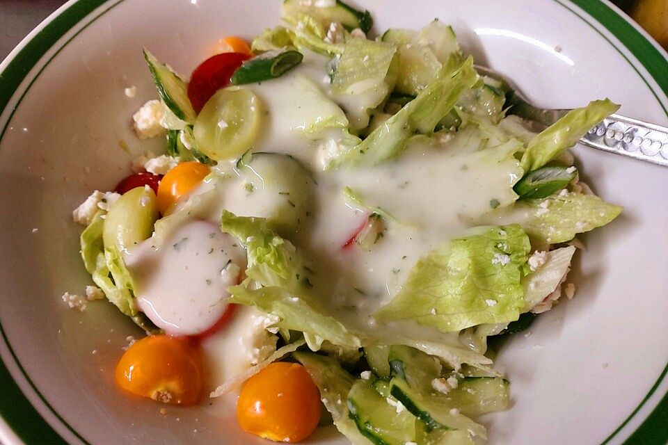 Leichtes Buttermilchdressing für Blattsalate