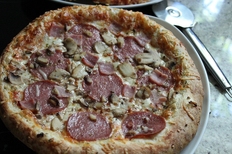 Käse - Salami - Kochschinkenpizza