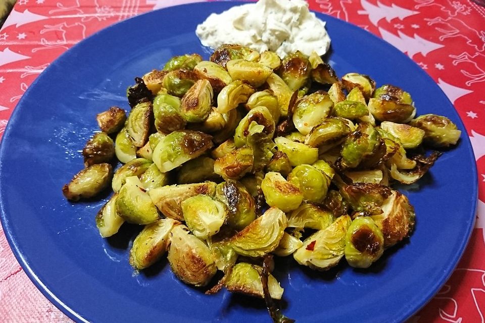 Gegrillte Rosenkohlecken mit Knoblauchdip