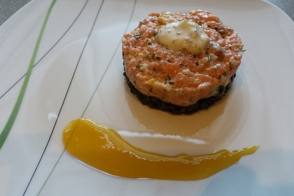 Lachs-Orangen-Tatar mit  Belugalinsen