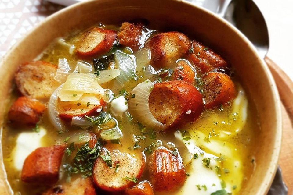 Zwiebelsuppe mit gerösteten Brezenscheiben