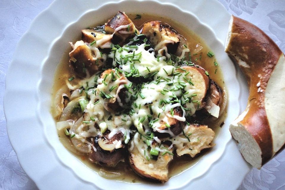 Zwiebelsuppe mit gerösteten Brezenscheiben