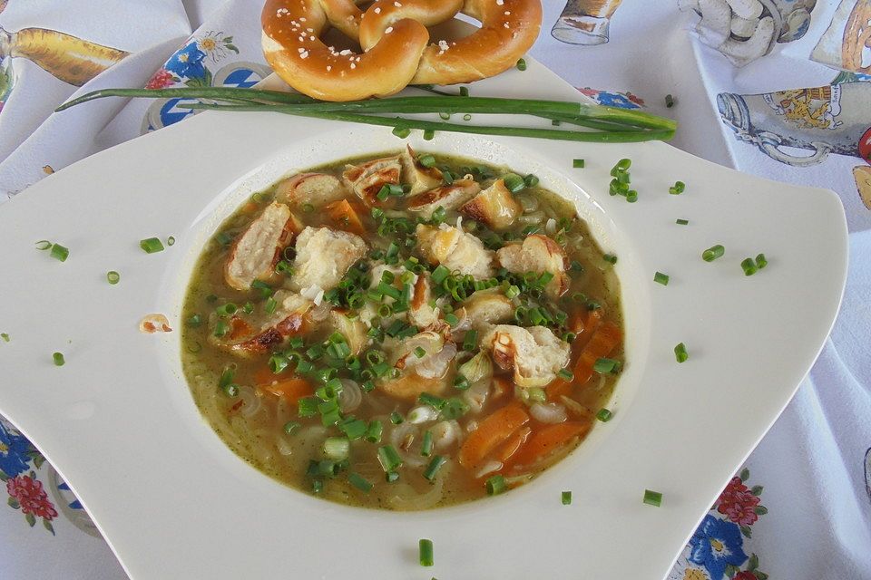 Zwiebelsuppe mit gerösteten Brezenscheiben