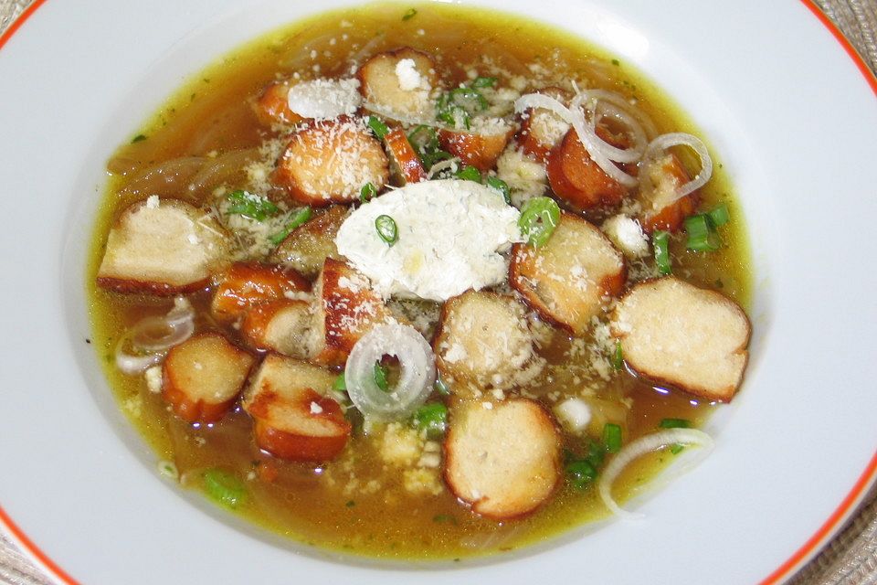 Zwiebelsuppe mit gerösteten Brezenscheiben