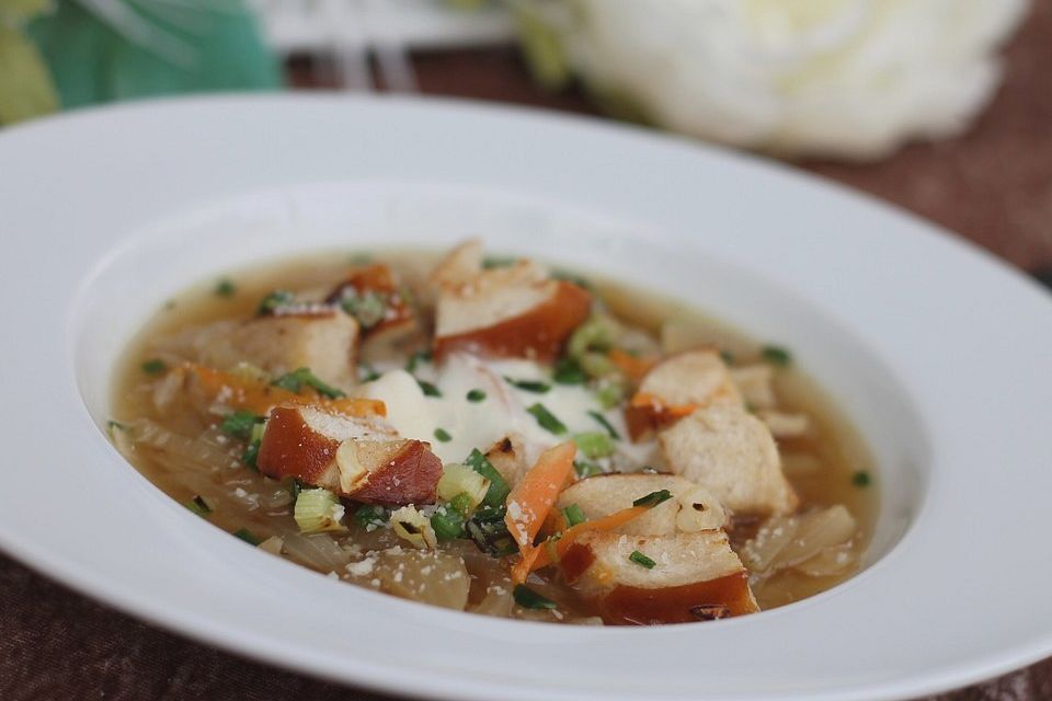 Zwiebelsuppe mit gerösteten Brezenscheiben