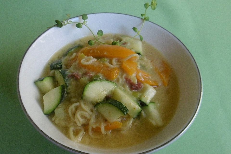 Schnelle asiatische Nudelsuppe