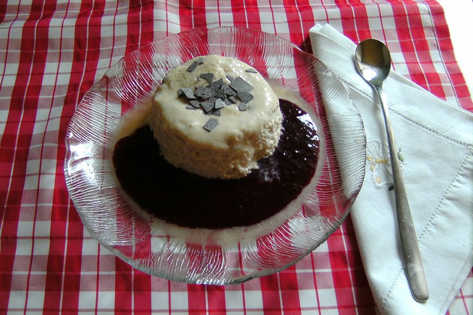 Lebkuchencreme auf Brombeersauce