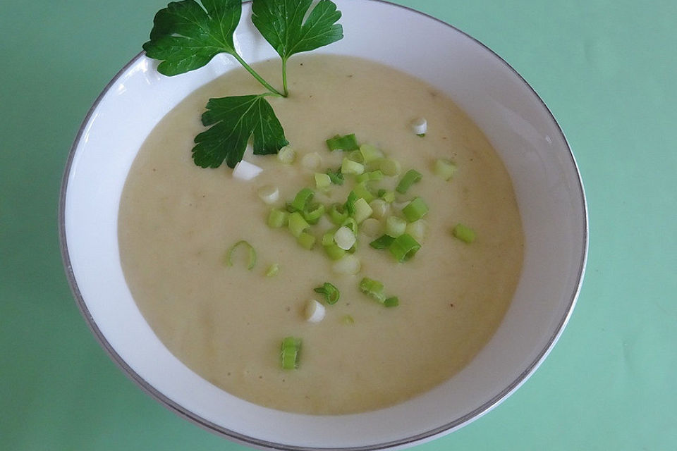 Cremiges Wirsing-Parmesan-Süppchen