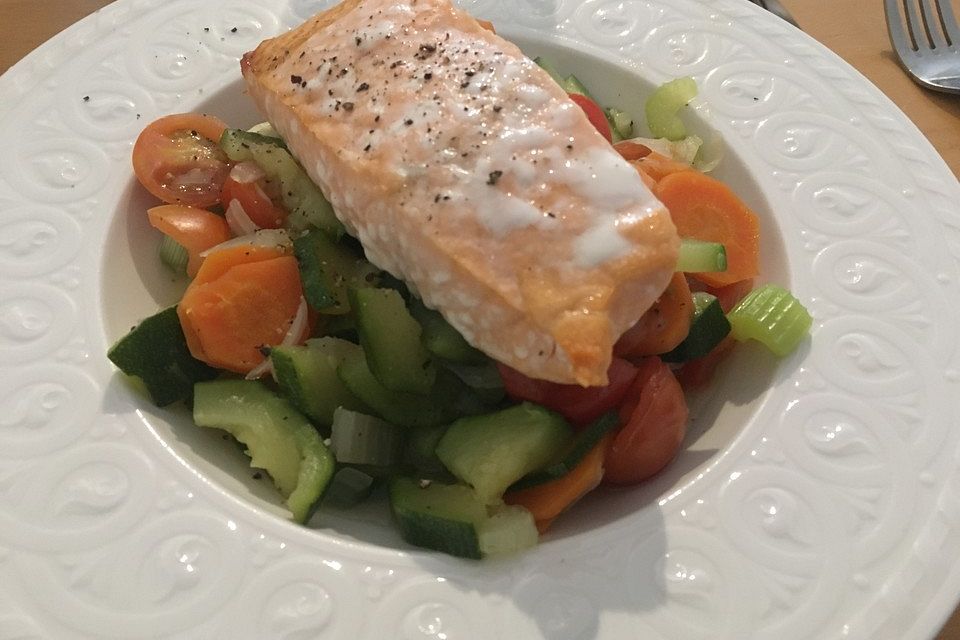 Lachs auf gegartem Gemüse