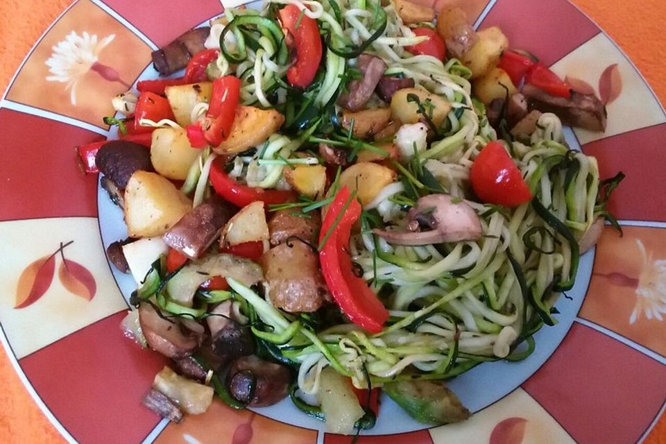 Zucchininudeln mit Knoblauchkartoffeln