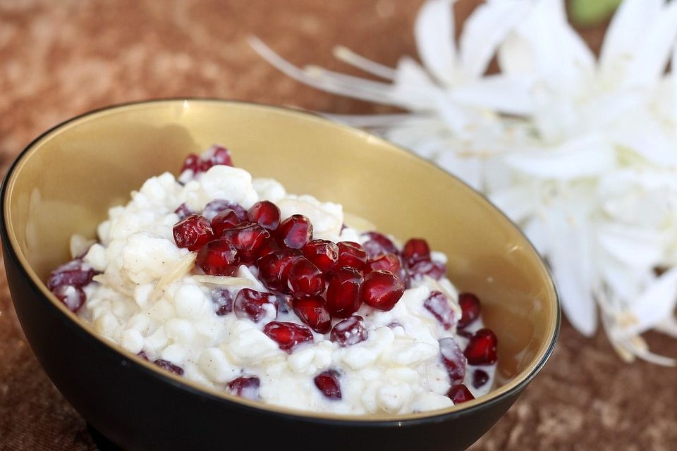 Granatapfeldessert mit körnigem Frischkäse