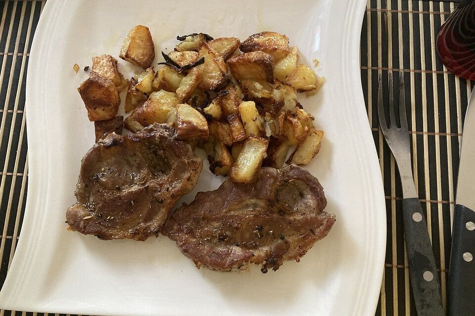 Marinierte Nackensteaks mit Bratkartoffeln