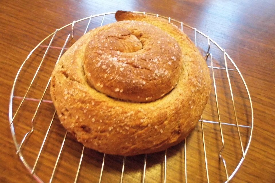 Mediterrane Brotschnecke mit Meersalz