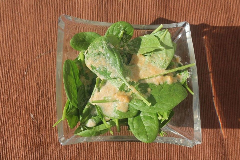 Spinatsalat in Erdnussdressing