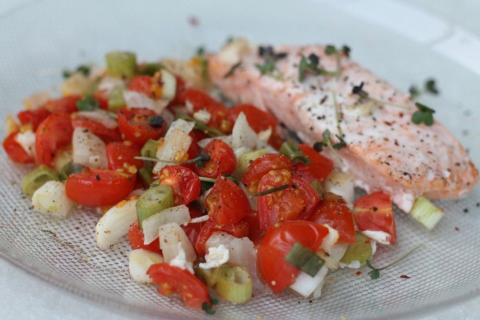 Lachs auf fruchtigen Ofentomaten