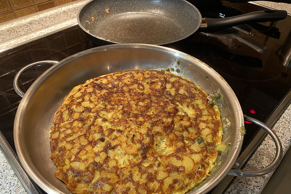 Spanische Tortilla mit Schinkenwürfeln